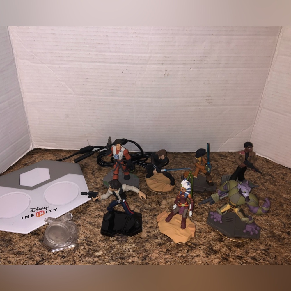 Disney Infinity 3.0 Star Wars Lot Of 7 Figures, 1 Crystal, 1 Portal Base Disney
